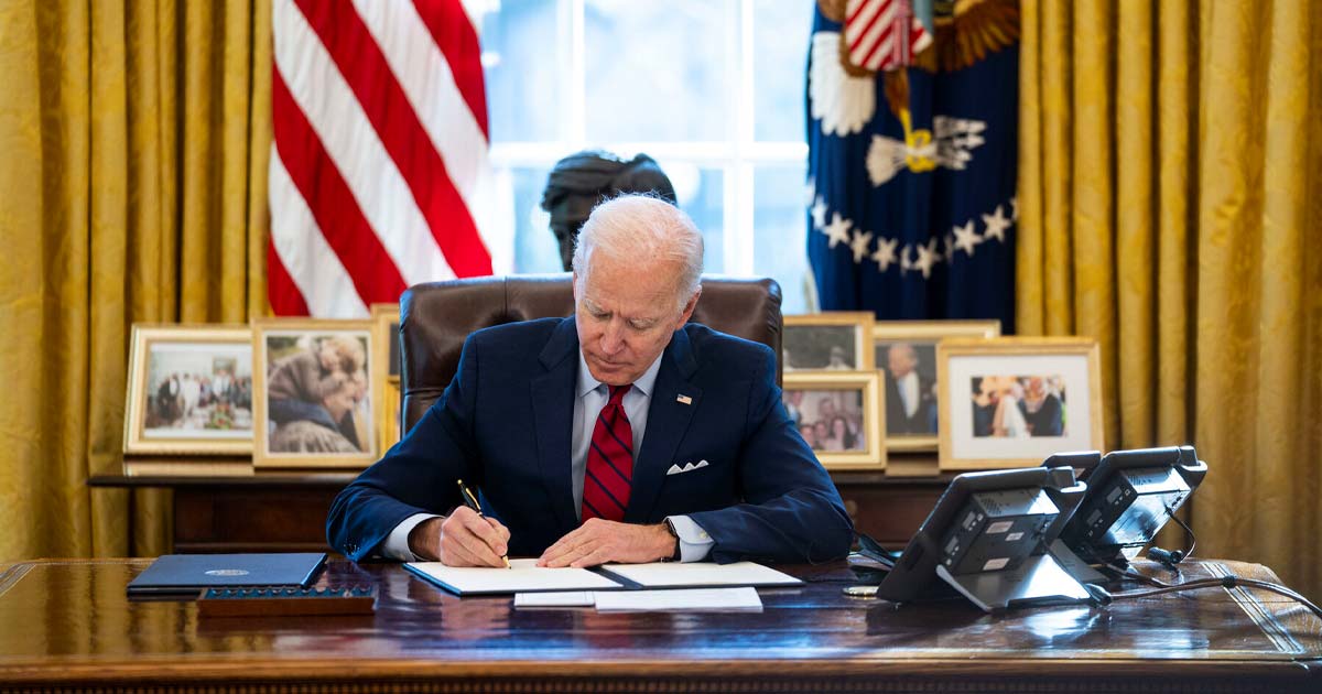 Joe Biden firma la legge sulla ricerca sulla cannabis