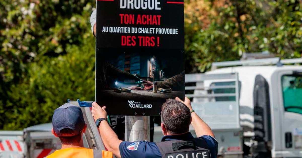Un manifesto per combattere il traffico di droga allo Chalet